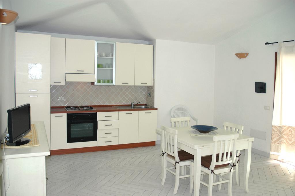 Holiday Homes Stella Marina Сан-Теодоро Номер фото