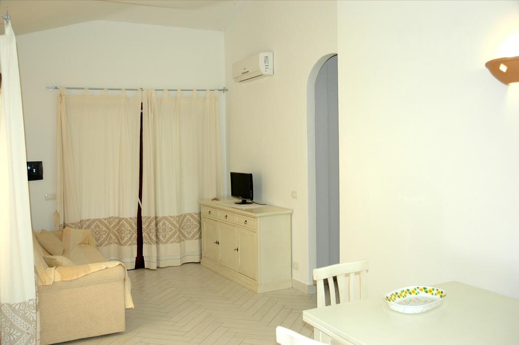 Holiday Homes Stella Marina Сан-Теодоро Номер фото